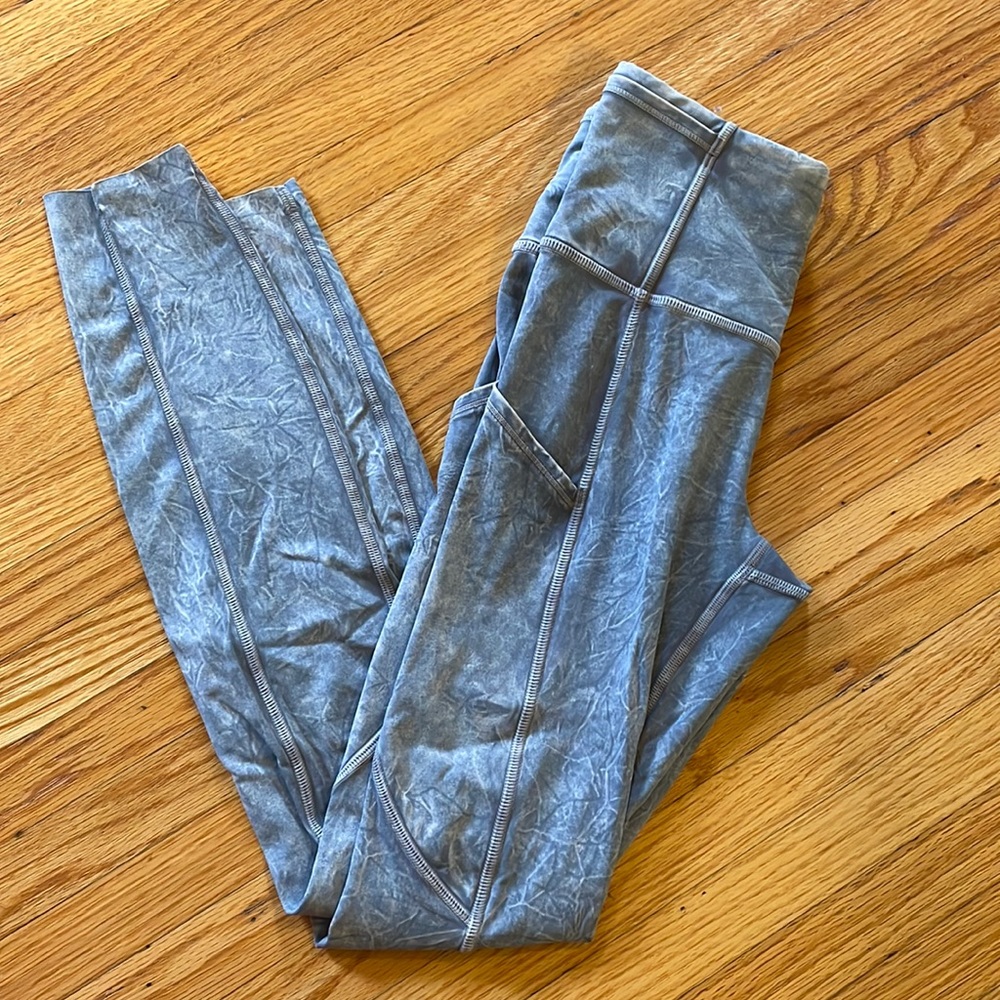 Lululemon pale blue cropped length leggings